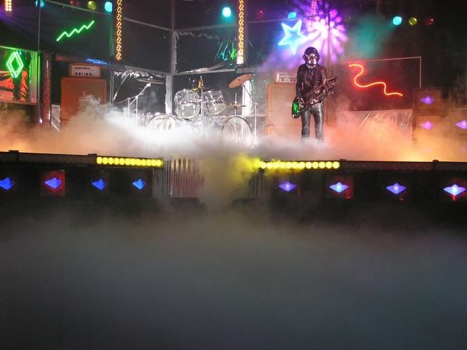 DaftClubHQ's tweet image. Spikes, leather, and neon: all the makings of a classic rock ’n’ roll MV. 🤖🎸

Behind the scenes of the famous Robot Rock music video.