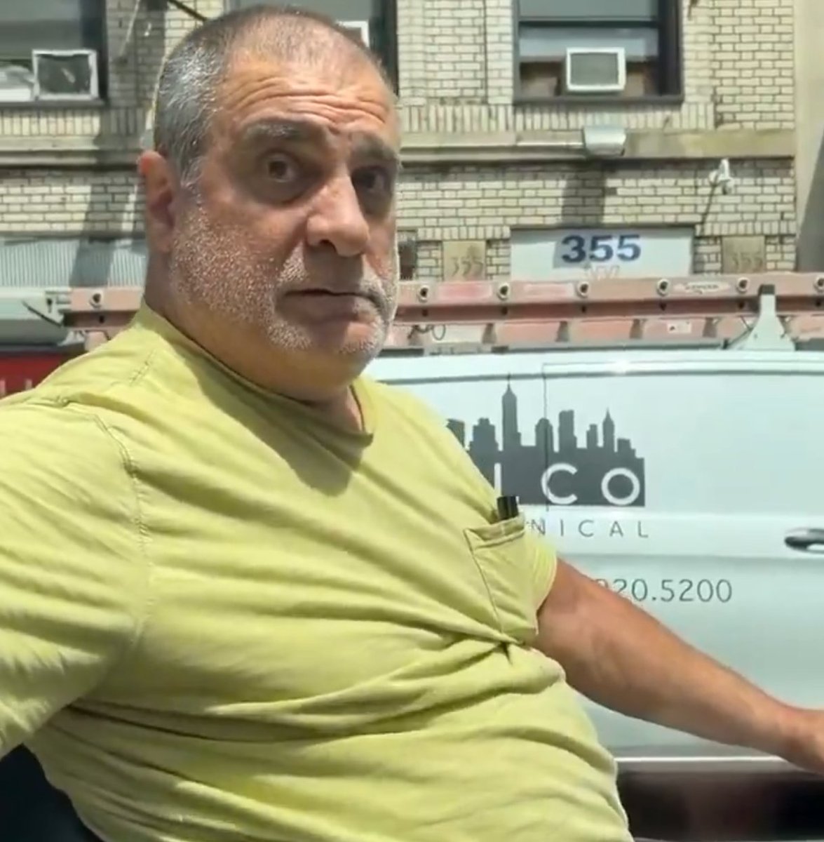 craschnet's tweet image. Make him internet infamous:
Someone got to know who he is.