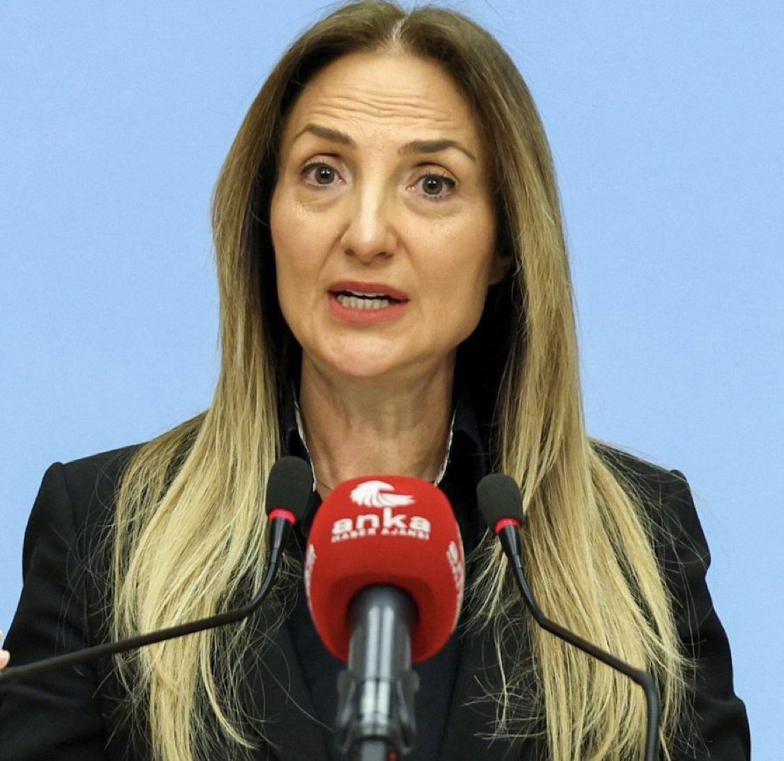 CHP Genel Başkan Yardımcısı Aylin Nazlıaka:

“Anayasa'ya göre kadın ve erkek mirasta eşittir. Cuma hutbesi laik anayasaya aykırıdır.”

CHP kafası bu işte. 

Aylin Hanım, Hutbeler anayasaya göre değil İslam’ın anayasası olan Kur’an’a göre hazırlanıyor. Yani sizlik bir durum