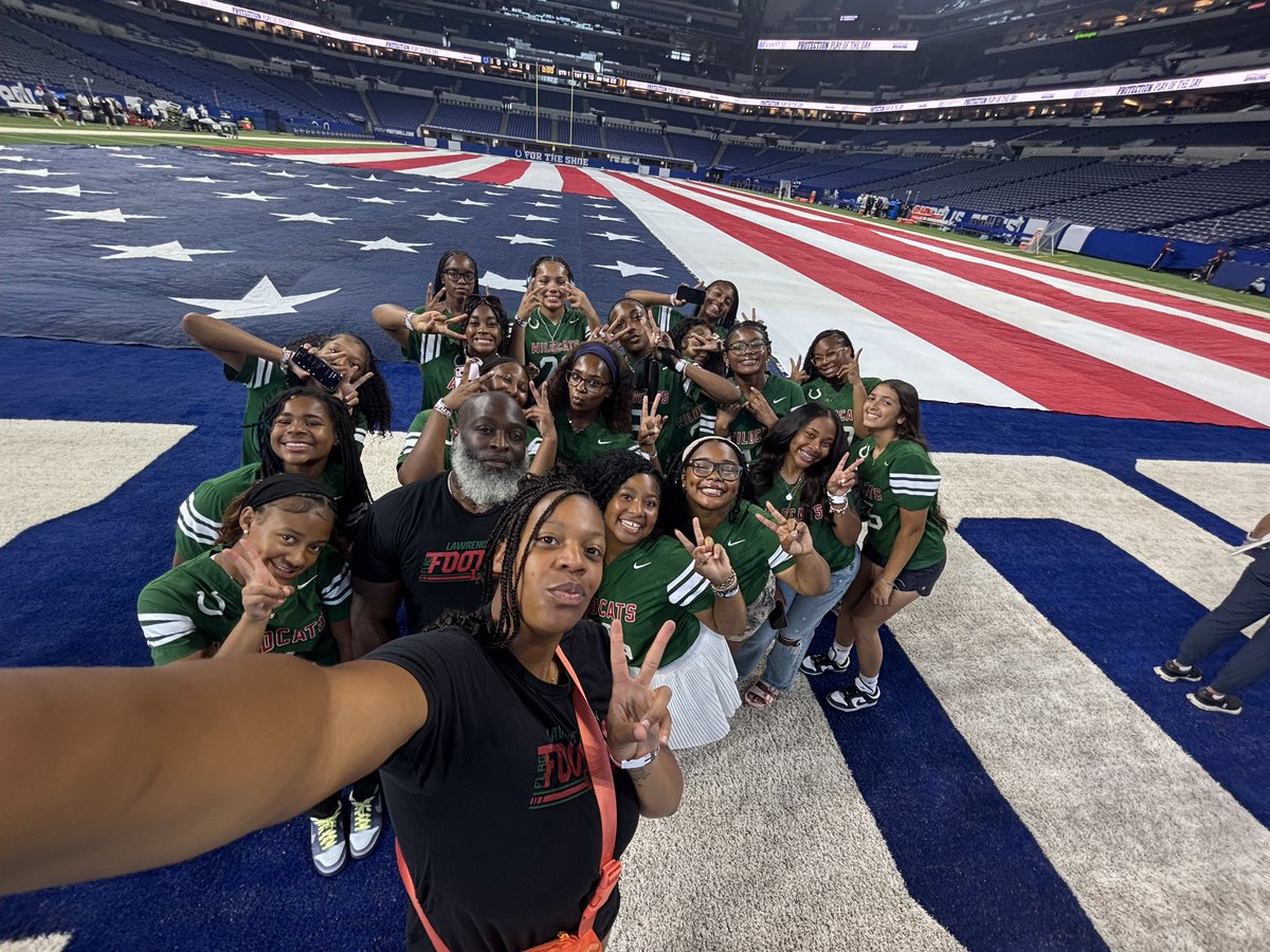 LNGFlagFB's tweet photo. If you’re at the @Colts game today, check us out on the field before the game! 
#Wethenorth 
@ltgoodnews @lnwildcats @9thLNWildcats @CoachMimms @coltscommunity https://t.co/i3N3huGGxV