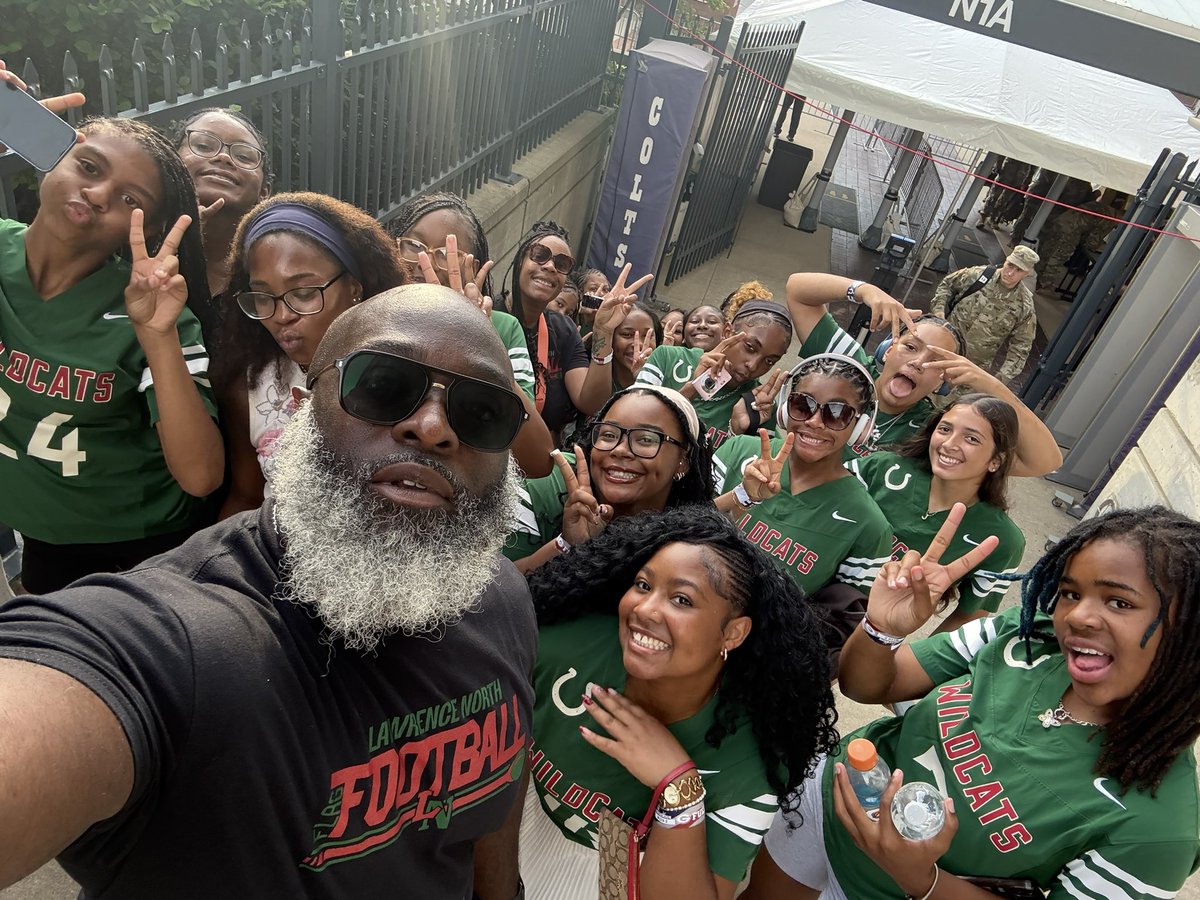 LNGFlagFB's tweet photo. If you’re at the @Colts game today, check us out on the field before the game! 
#Wethenorth 
@ltgoodnews @lnwildcats @9thLNWildcats @CoachMimms @coltscommunity https://t.co/i3N3huGGxV