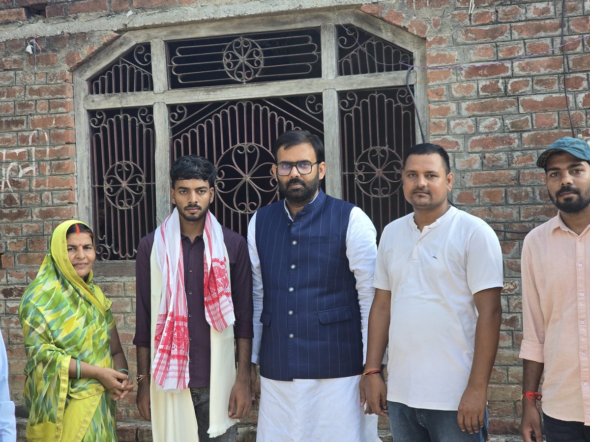 Siddhartha Mishra (@siddhartha7oct) on Twitter photo क्षेत्र के एक होनहार आनंद यादव जिन्होंने संसाधनों के अभाव में बिना किसी कोचिंग के घर से ही जोधपुर एम्स में एमबीबीएस में चयनित होने का गौरव प्राप्त किया।आज घर पहुंचकर माता पिता एवं होनहार आनंद को सम्मानित कर अपने नेता श्री <a href="/yadavakhilesh/">Akhilesh Yadav</a> जी की तरफ से बधाई, शुभकामनाएं प्रेषित की। क्षेत्र के एक होनहार आनंद यादव जिन्होंने संसाधनों के अभाव में बिना किसी कोचिंग के घर से ही जोधपुर एम्स में एमबीबीएस में चयनित होने का गौरव प्राप्त किया।आज घर पहुंचकर माता पिता एवं होनहार आनंद को सम्मानित कर अपने नेता श्री <a href="/yadavakhilesh/">Akhilesh Yadav</a> जी की तरफ से बधाई, शुभकामनाएं प्रेषित की।