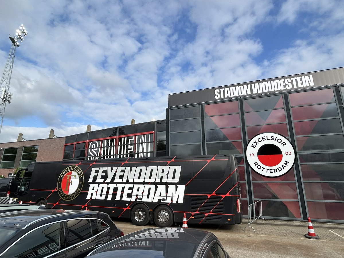 Makkelijke wedstrijden bestaan niet voor ons. Kunnen we ons vanavond oprichten na het rampscenario van eerder deze week? Kom op, Faaienooooooort ❤️💪🏻 #excFEY