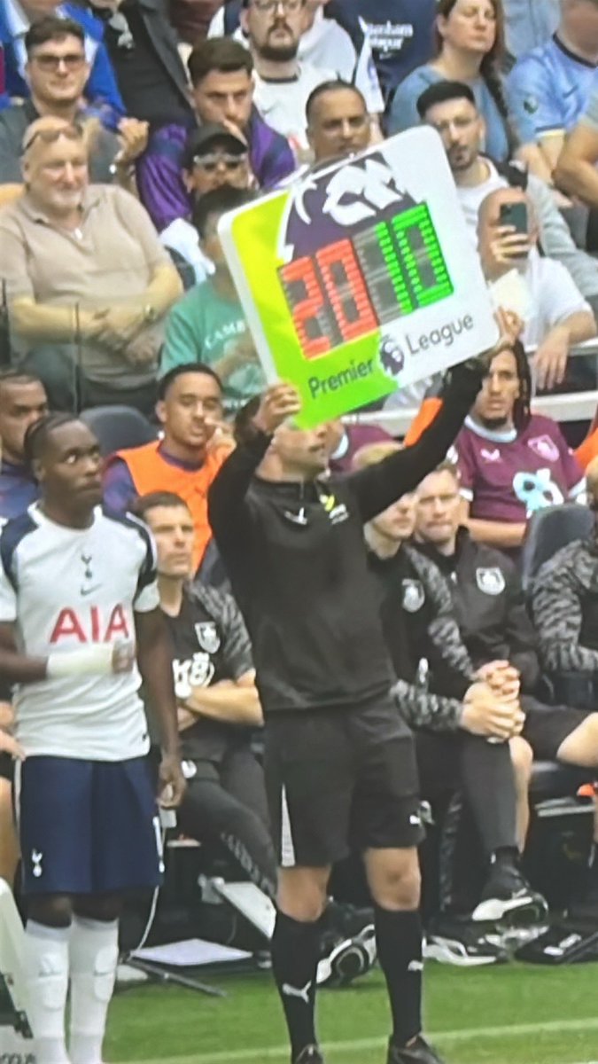 bondy04's tweet photo. @Madders10  not only the supporters miss you and want you back playing for spurs,seems the 4th official does too.😂😜 https://t.co/zxyhQSyWa1