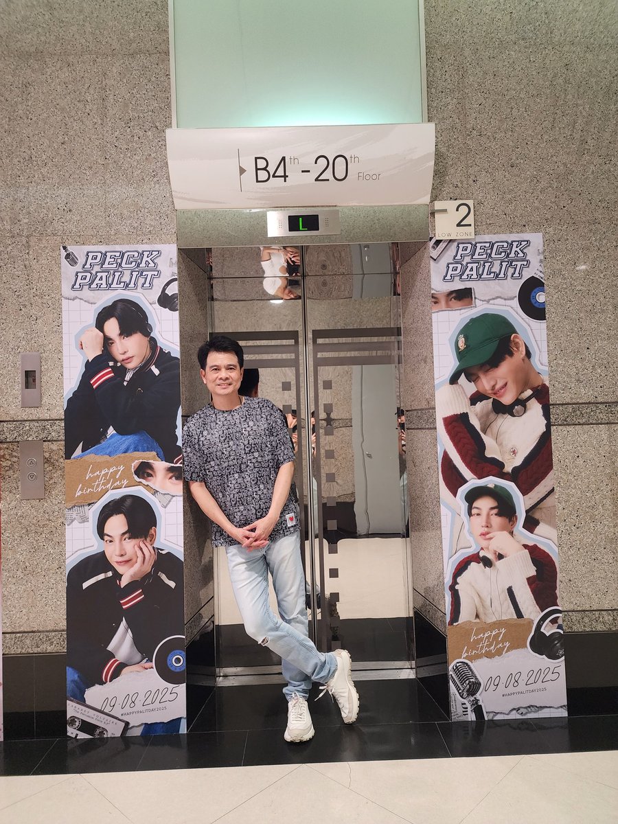 Pomsan7's tweet photo. เดือนนี้มาที่ตึกทุกเสาร์ เสาร์นี้สนุกมาก สนุกที่สุด ทำให้นึกถึงบรรยากาศวันคอน ทั้งของแจก ทั้งการต่อแถวรับของ ทั้งเสียงหัวเราะของทุกคน @peckpalit อยากให้ผลิตพักกายและใจให้แข็งแรง นุช นุชาทุกคนยังคงคิดถึง รักและรอเสมอนะครับ❤️
#ไม่เคยไม่คิดถึง
#เป๊กผลิตโชค
#PeckPalitChoke https://t.co/XFX0inzSLb