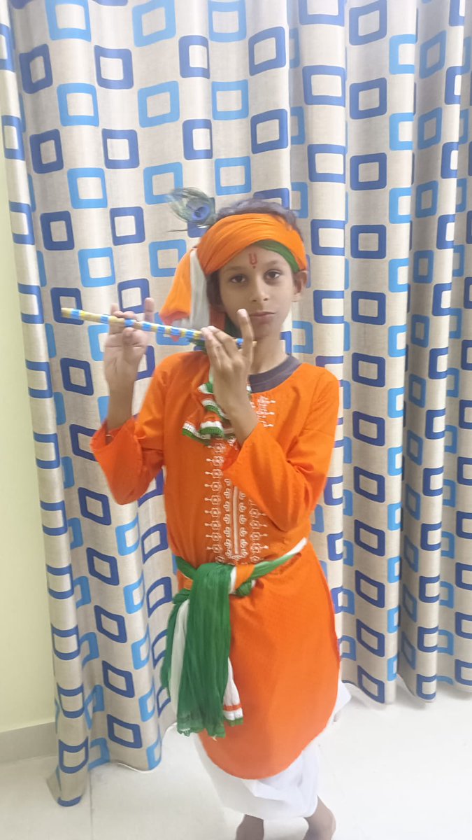 🌸 नन्हे कान्हा के रूप में मेरा लाल,
हर मुस्कान में बसी है बाँसुरी की मधुर ताल।
छोटे-छोटे चरणों में श्रीकृष्ण का वास,
घर-आँगन में छाया है प्रेम और उल्लास। 🌸