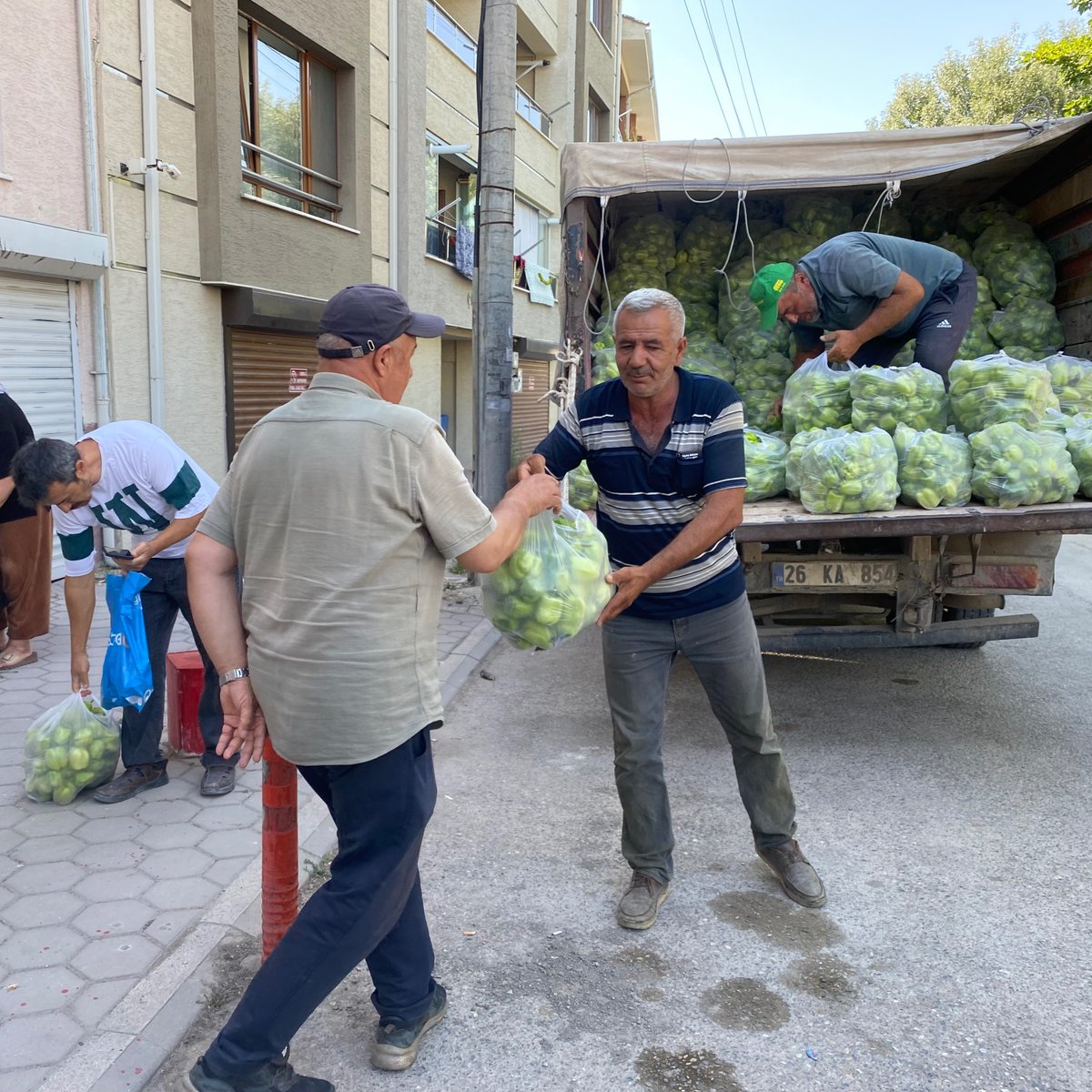Eskişehir'de halde 8 TL'ye sattığı biberlerin markette 80 TL olmasına tepki gösteren çiftçi, 5 ton biberi ücretsiz dağıttı.
