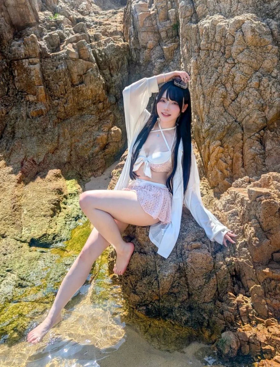 bonx7152's tweet photo. こいつえっろい太もも晒してるんだから💕
胸なんか隠さなくていいのに💕 https://t.co/jyFFoIwsAf