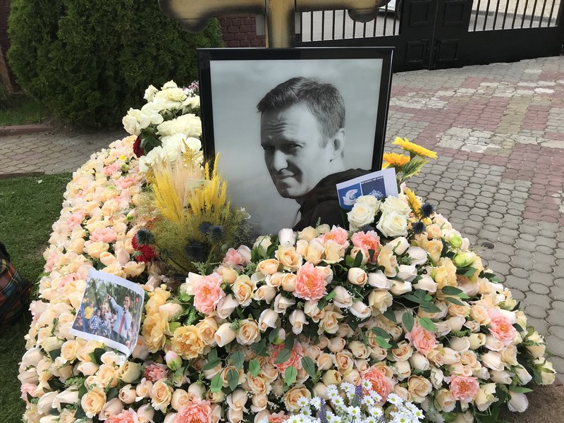 Навестила Алексея, цветов много, людей мало