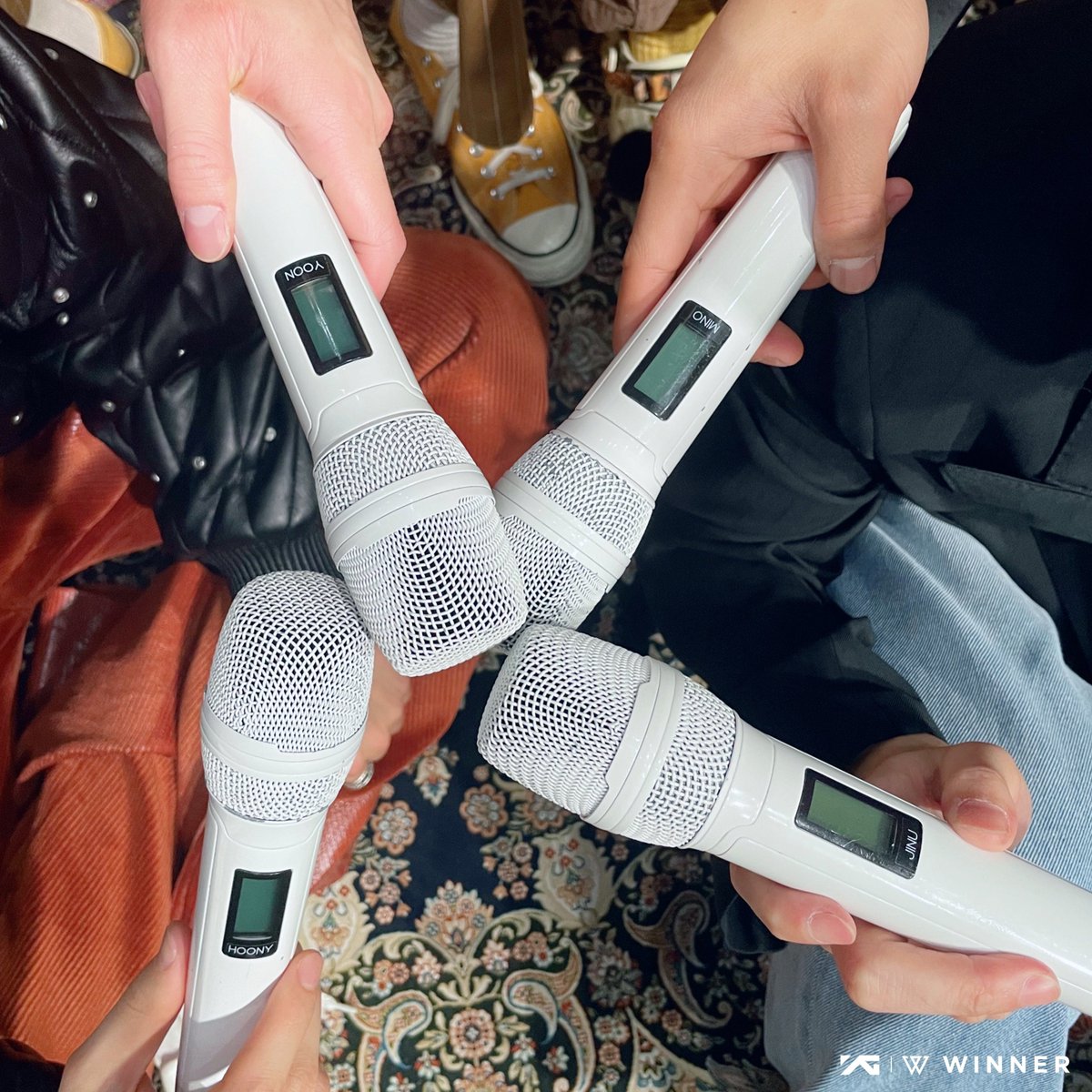 softinseo's tweet photo. 4 hands and 4 mics, fourever. 

#지켜나가자_위너_11주년_영원히
#Sti11Here4WINNER https://t.co/AvEqmEA54l