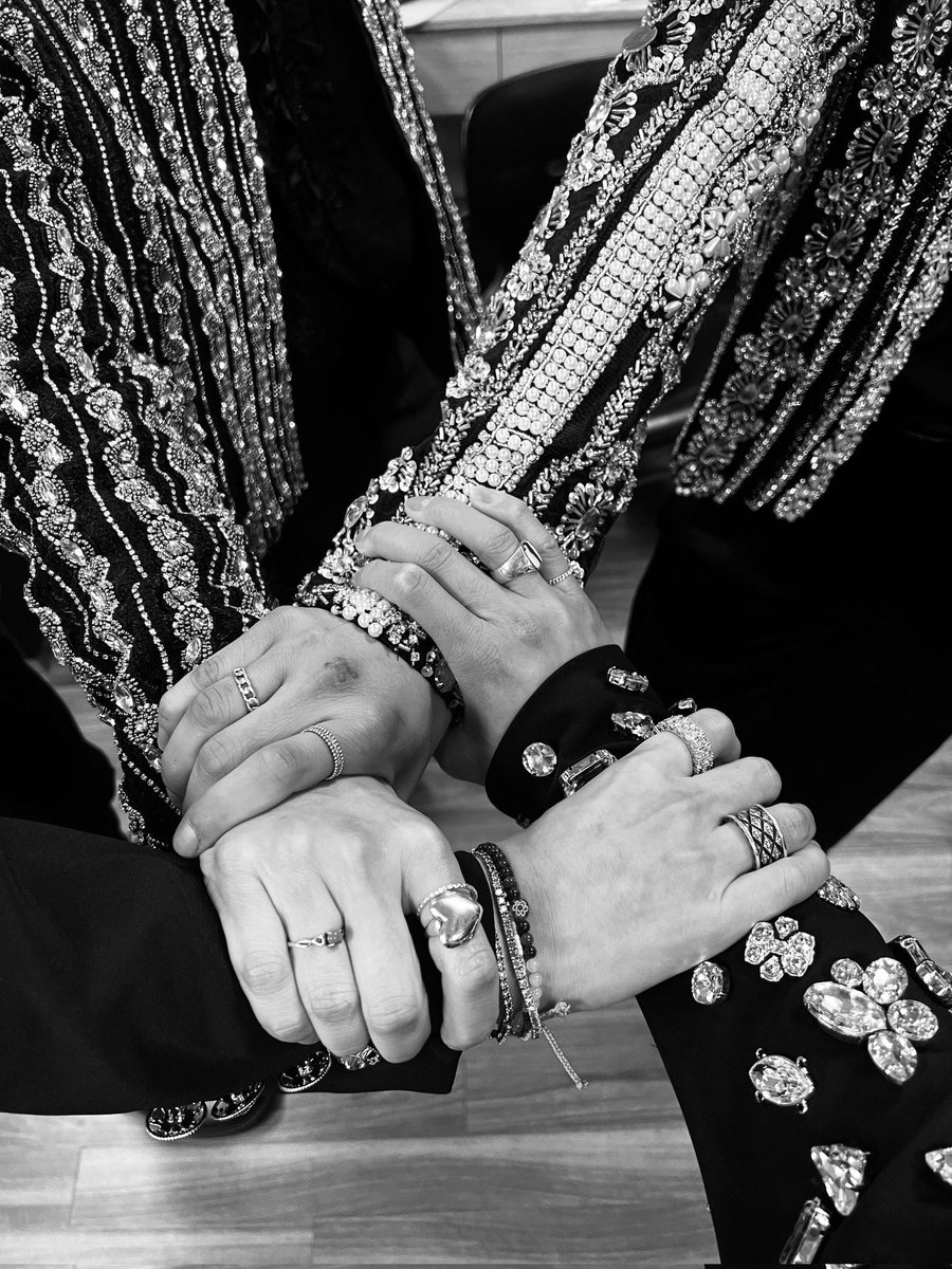 softinseo's tweet photo. 4 hands and 4 mics, fourever. 

#지켜나가자_위너_11주년_영원히
#Sti11Here4WINNER https://t.co/AvEqmEA54l