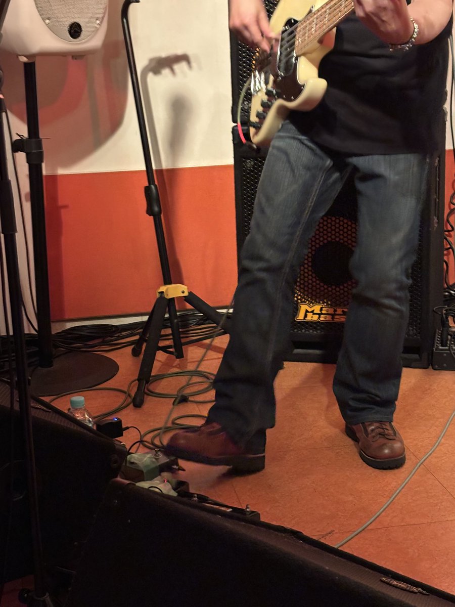 beckyli_inferno's tweet image. 残暑の中、熱く燃えるFireAttackライブ❗️🔥
石川さんが悪魔に体を乗っ取られた時にも披露する、歪んだ音のベースソロ👍を可能にするペダル踏みの瞬間を激写したよ📸😁我ながらナイスショット👍✨
#FireAttack #渡辺ファイアー #アタック松尾 #石川俊介 #村上広樹