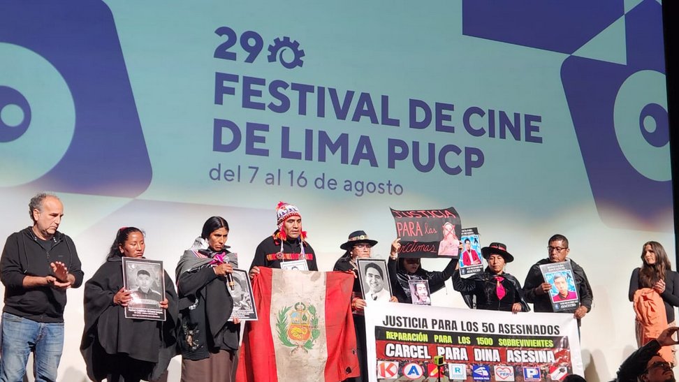 Uyariy: escuchar (aymara). Javier Corcuera, el director de este impresionante documental sobre los asesinatos de este gobierno en Juliaca (2023) me comenta que es la palabra que más se repite en la película: NO NOS ESCUCHAN. Foto, la bandera con la sangre de los fallecidos.