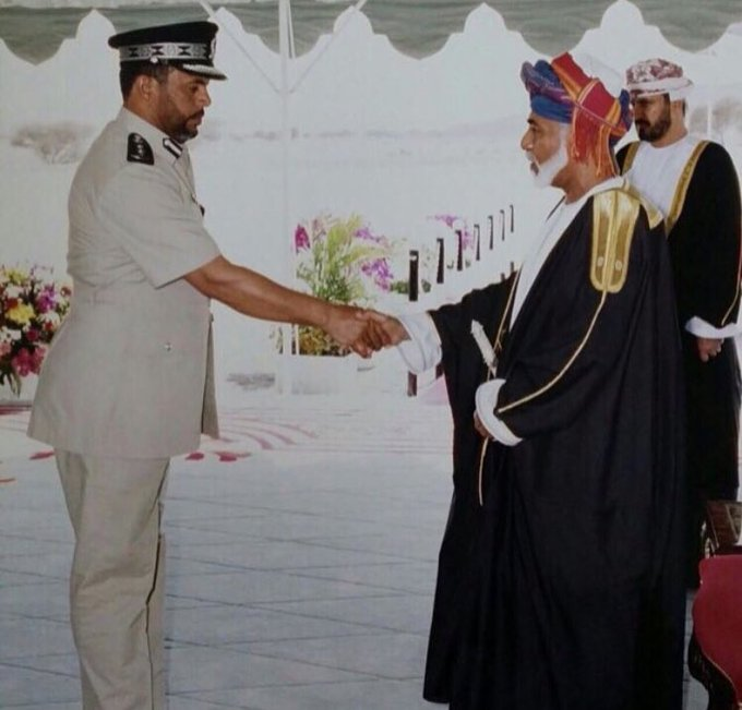UFAQ_OM's tweet photo. 🟣هل تعرف مَن هو أوّل مدير للدفاع المدني في سلطنة عُمان؟ 👮‍♂️

هــــو  العقيد يوسف بن عبيد بن محمد الخنبشي,وهو أول ضابط يتسلم راية الشـــرطة من صاحب الجلالة الســـلطان قابوس سنة 1974م.

- توفي الخنبشي عام 2015. https://t.co/fIdjSsyODo
