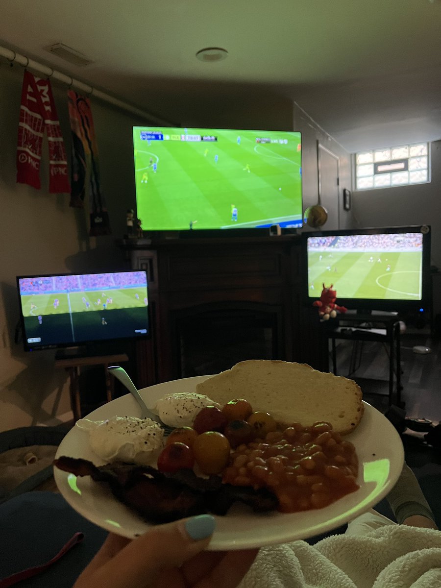 emmaredpup's tweet photo. The PL is back!!!!
@NBCSportsSoccer 
#myplmornings https://t.co/dkrHiyroxL