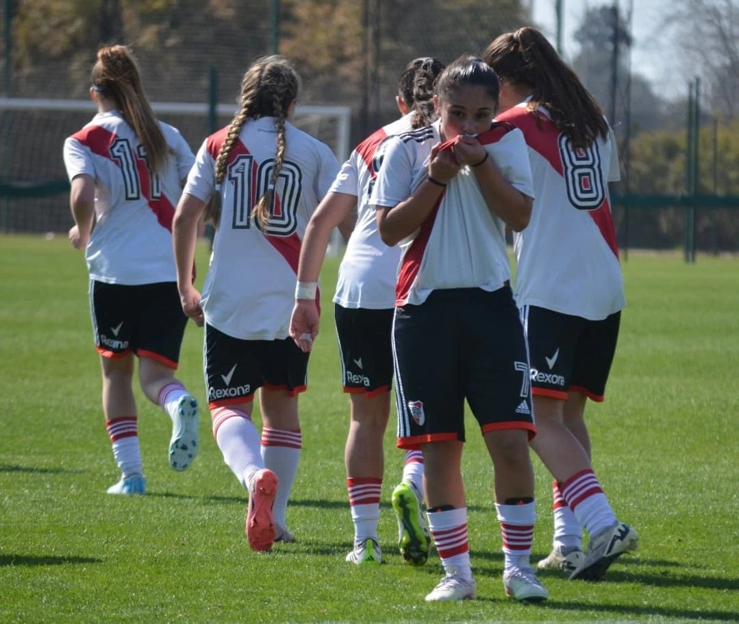 ⚪🔴🔝 EL PUNTAJE PERFECTO DE LA SUB-14 FEMENINA | 

🏆 River, actual BICAMPEÓN, se ubica líder invicto en su zona con 39 puntos, producto de ¡13! victorias al hilo (47 goles a favor y apenas dos en contra, con una extraordinaria diferencia de +45).

El futuro llegó hace rato...