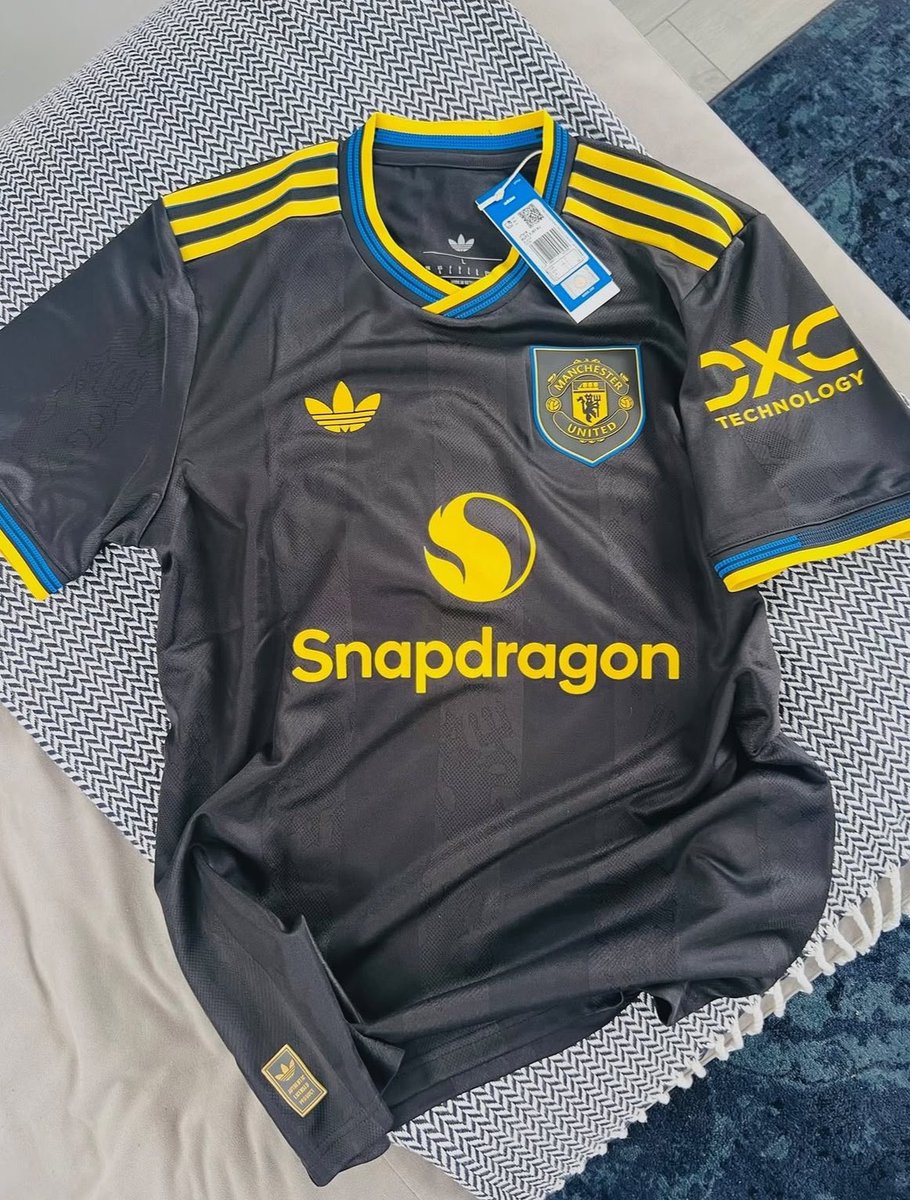 UtdLoyals_'s tweet image. 🚨🎁 Giving away 1x 25/26 #MUFC 3rd kit to a lucky follower. All you have to do to enter is the follow the steps below:

• Like this post ❤️
• Retweet 🔄
• MUST follow @UtdLoyals_ 👹
• Comment #MUFC and a player name 😍