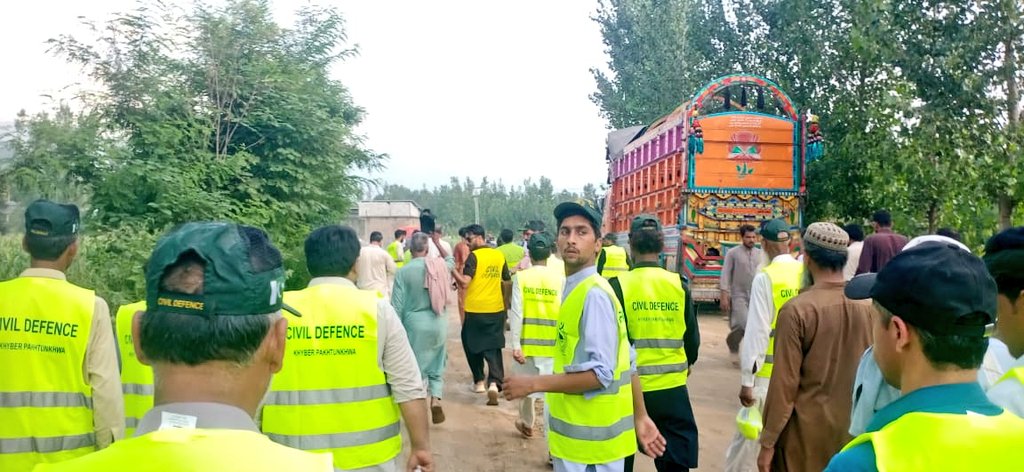 DCDKP's tweet photo. ڈائریکٹر سول ڈیفنس جناب زاہد عثمان کاکا خیل صاحب، مردان، مالاکنڈ-درگئی، شانگلہ اور دیر لوئر کے سول ڈیفنس رضاکاروں کے ہمراہ پیر بابا میں موجود ہیں۔ رضاکاروں نے متاثرہ کمیونٹیز کو ریلیف
@KPChiefMinister @CSKPOfficial @infokpgovt https://t.co/pcIBPpxOt1