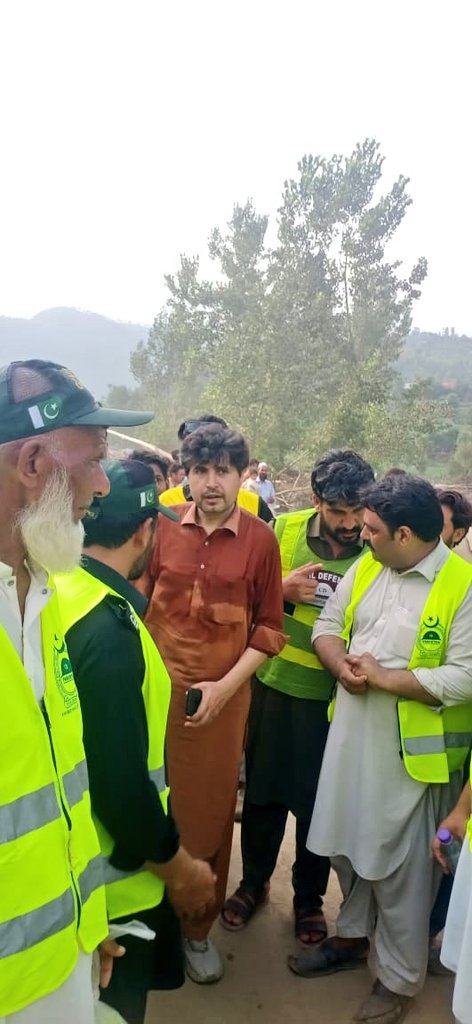 DCDKP's tweet photo. ڈائریکٹر سول ڈیفنس جناب زاہد عثمان کاکا خیل صاحب، مردان، مالاکنڈ-درگئی، شانگلہ اور دیر لوئر کے سول ڈیفنس رضاکاروں کے ہمراہ پیر بابا میں موجود ہیں۔ رضاکاروں نے متاثرہ کمیونٹیز کو ریلیف
@KPChiefMinister @CSKPOfficial @infokpgovt https://t.co/pcIBPpxOt1