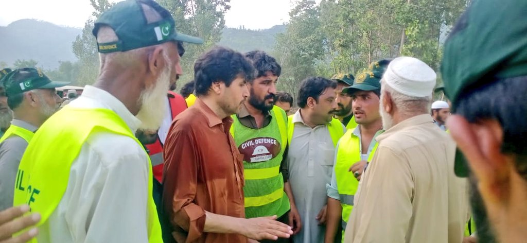 DCDKP's tweet photo. ڈائریکٹر سول ڈیفنس جناب زاہد عثمان کاکا خیل صاحب، مردان، مالاکنڈ-درگئی، شانگلہ اور دیر لوئر کے سول ڈیفنس رضاکاروں کے ہمراہ پیر بابا میں موجود ہیں۔ رضاکاروں نے متاثرہ کمیونٹیز کو ریلیف
@KPChiefMinister @CSKPOfficial @infokpgovt https://t.co/pcIBPpxOt1