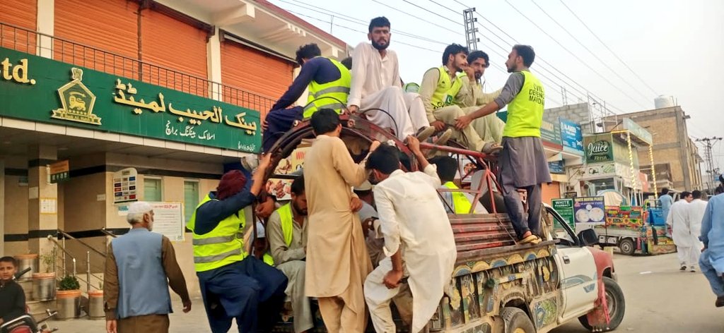 DCDKP's tweet photo. فراہم کرنے کے لیے لائن ڈیپارٹمنٹس کے ساتھ مل کر جاری ریسکیو، ریلیف اور سڑکوں کی بحالی کے کاموں میں بھرپور حصہ لیا۔ڈائریکٹر سول ڈیفنس نے ذاتی طور پر متاثرہ علاقوں کا دورہ کیا، کارروائیوں کی نگرانی کی اور رضاکاروں کی انتھک خدمات اور مثالی عزم کو سراہا۔ https://t.co/g136FgKeDN