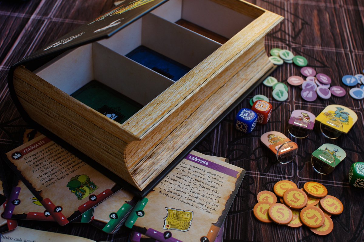 Su caja imitando un 📖 libro ya te anuncia que Cartaventuras, en su edición Deluxe 📕, tiene muchas historias en su interior
Crea el 🗺 mapa del reino y enfréntate al Dragón 🐉 en este divertido juego para 1 a 8 aventureros a partir de 8 años

dracoideas.com/shop/es/127-dr…