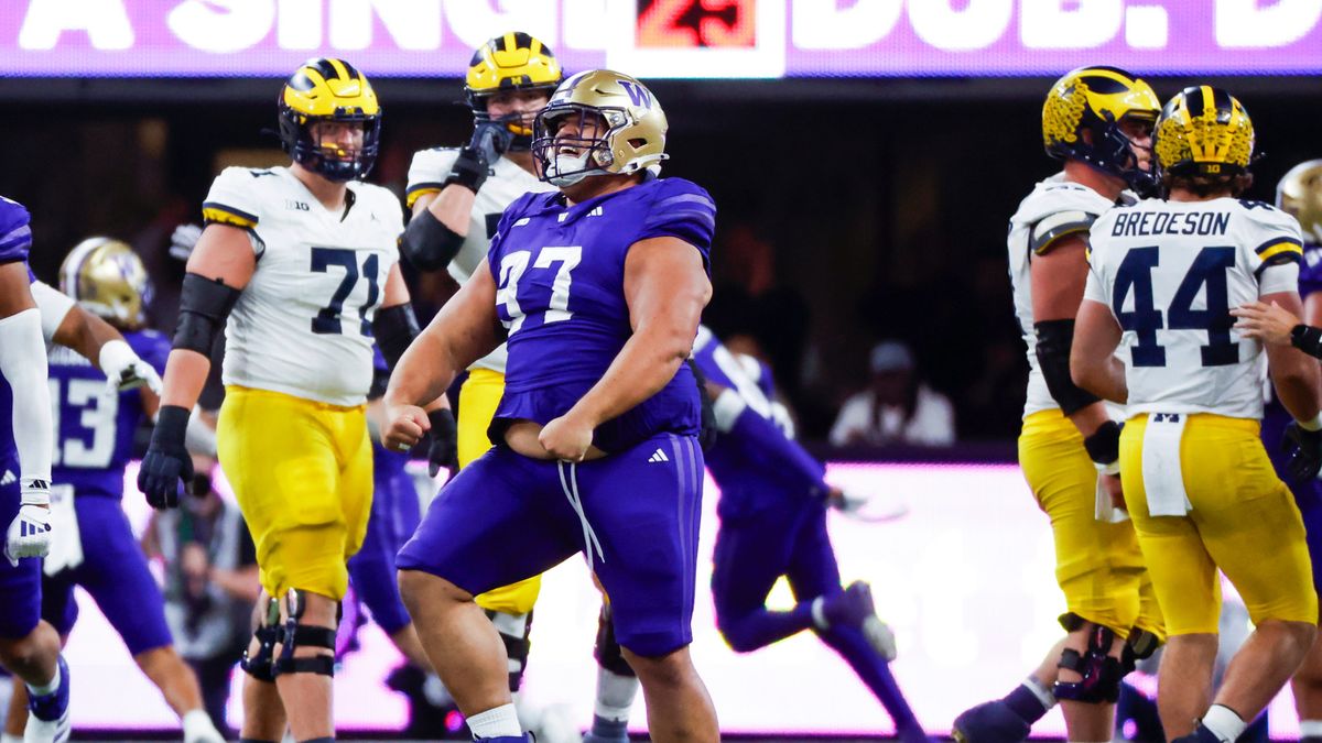 UWHuskiesWire's tweet photo. 2 Washington Football Defenders Named to Polynesian College Player of the Year Watch List https://t.co/5dbRT21JrR https://t.co/wYCVgv1j0T