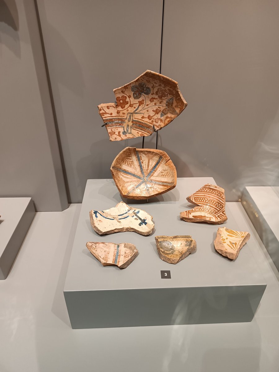 Müzede hayran olunacak sırlı seramikler.