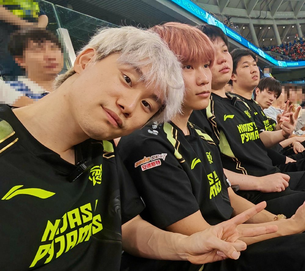 chocomochi123's tweet photo. 선전시 축구장 방문한 울팀🥹💚

Our team NIP went to football stadium in shenzhen🤩⚽️
#Doinb #도인비 #LPL #NIP #NIPWIN #NIPLOL #LeagueOfLegends #letsgoNIP #GONINJAS https://t.co/pS0sgzDIpU