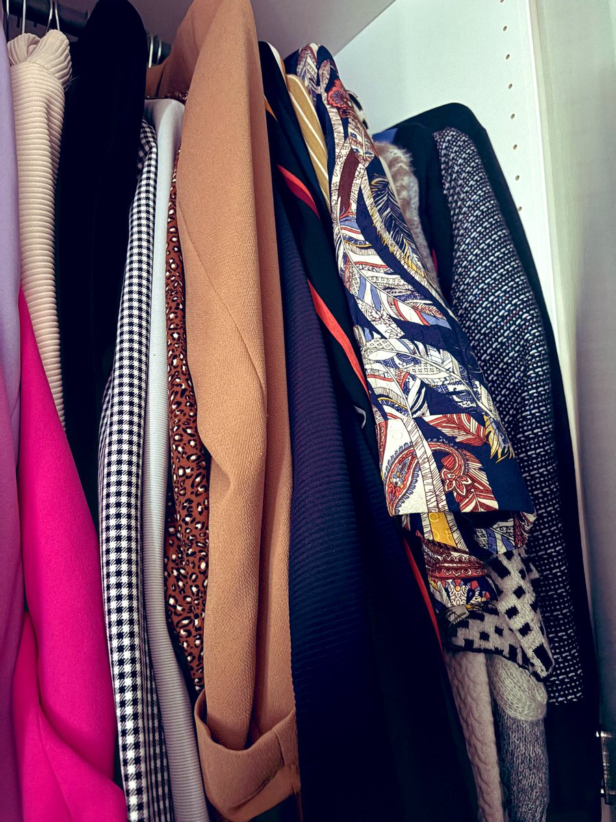 L A U R A 🌍 tweet media