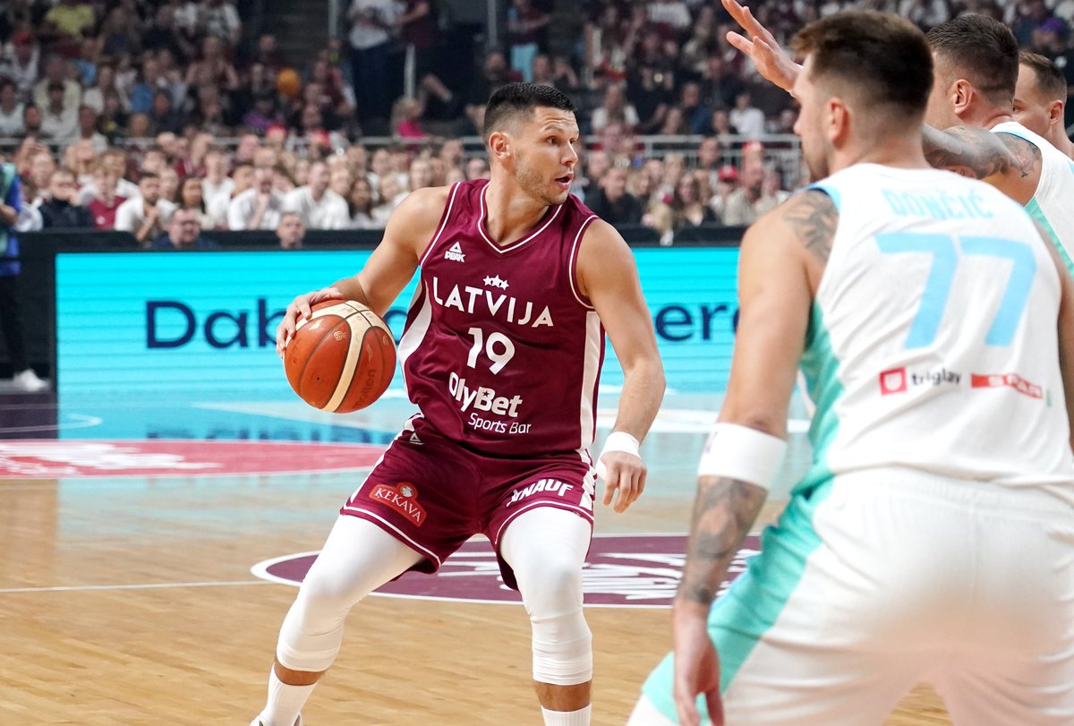 Luka vēro katru Riharda soli un pirmajā puslaikā samet pusi no slovēņu punktiem. 

🇱🇻 50:52 🇸🇮

Foto: Zane Bitere/LETA