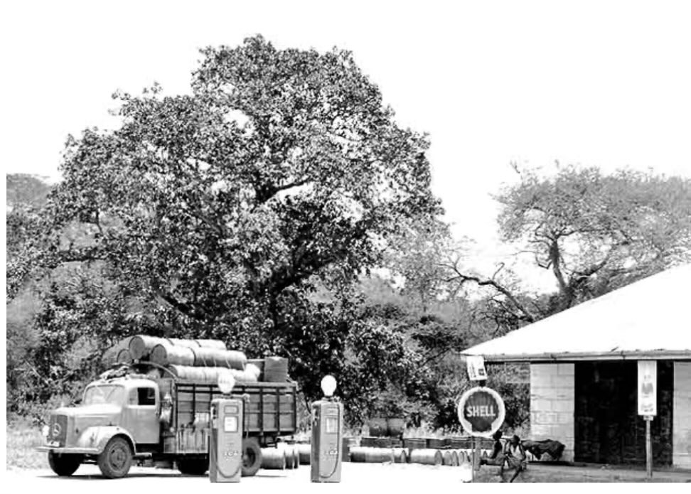 Trackmann2's tweet photo. Royal Dutch Shell Kibwezi 1960.

Guess the truck has gone to load fuel for smaller pump stations in the area. https://t.co/SAwOyUi6Dq