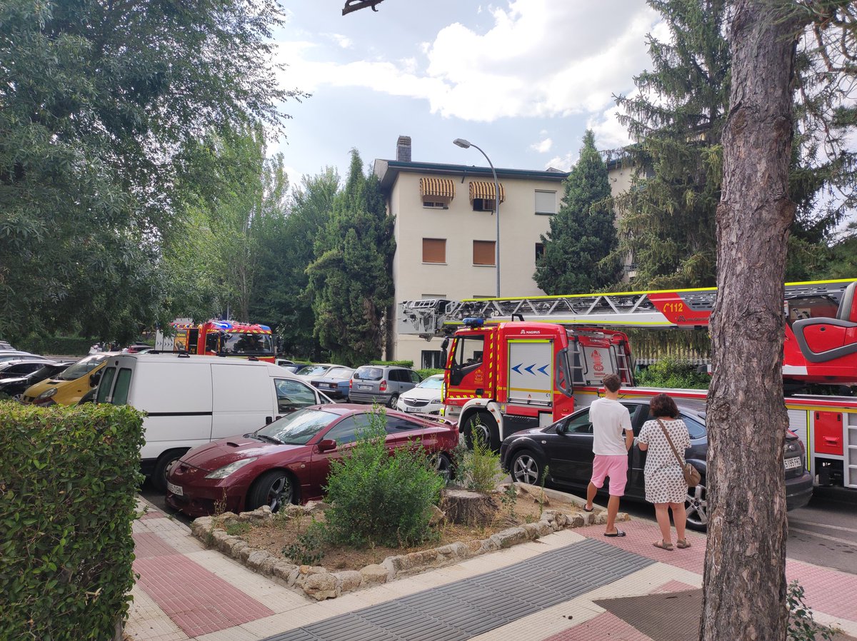 protecvillalba's tweet photo. ¿Has oido sirenas en Las Suertes? Afortunadamente todo ha quedado en un susto sin ningún daño o consecuencia, pero recuerda... con ollas o sartenes en el fuego, chimeneas o barbacoas encendidas, y quemando incienso, siempre pendiente de ello.
#0Incendios🔥
#MunicipioSeguro ✅ https://t.co/dTBIgtESsv
