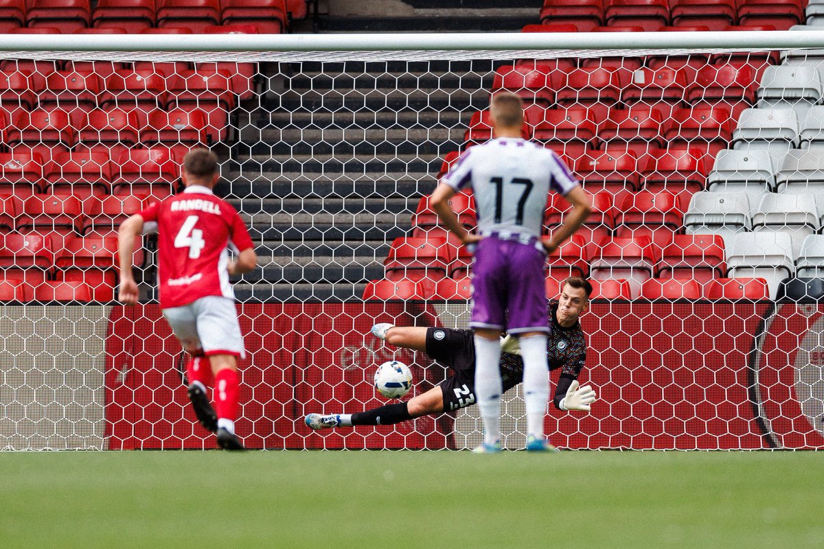 Radek Vitek is killing it so far for Bristol 👀🤩