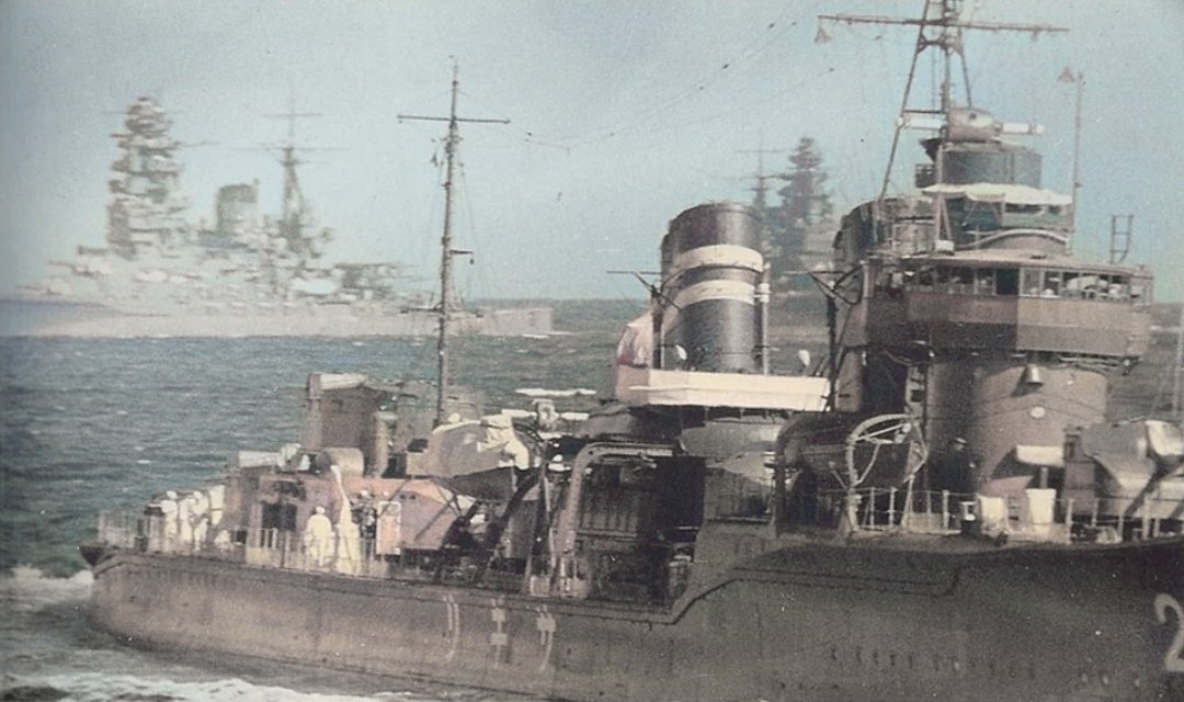 #日本海軍
演習中の駆逐艦狭霧、後方には戦艦長門と戦艦陸奥の姿も見えます