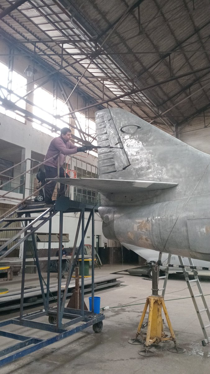 gonzaconti_18's tweet photo. #Sábado con los pibes laburando en el #A4B #Skyhawk #C240 patrimonio del #MuseoNacionalDeAeronautica #BaseAereaMilitar #Moron de la #FuerzaAereaArgentina #Malvinas #NHQP @FuerzaAerea_Arg https://t.co/65aPL7Ju0c