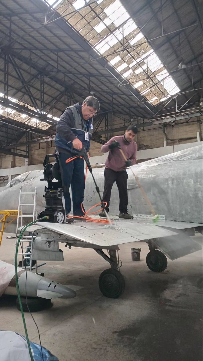gonzaconti_18's tweet photo. #Sábado con los pibes laburando en el #A4B #Skyhawk #C240 patrimonio del #MuseoNacionalDeAeronautica #BaseAereaMilitar #Moron de la #FuerzaAereaArgentina #Malvinas #NHQP @FuerzaAerea_Arg https://t.co/65aPL7Ju0c