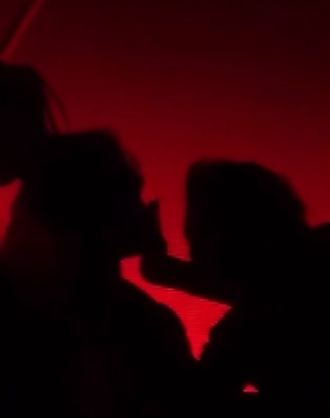 this is crazy 😳😳😳

william couldn’t reach est for the kiss cause est didn’t lean forward and was laughing. so william kissed his shoulder instead and you can see est kissed his palm after 😭😭😭😭

#williamest #WilliamEstFanconD2