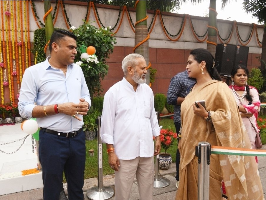 ExecutivePinX's tweet photo. Even the rain stood in salute yesterday 🌧️🇮🇳
As Hon’ble National President Shri @JPNadda Ji hoisted the Tricolour at BJP HQ on #IndependenceDay2025, every drop of rain felt like nature’s own shower of respect for Bharat Mata.
#Tiranga #75YearsOfFreedom
@blsanthosh @himantabiswa
@DilipSaikia4Bjp @HarishD_BJP