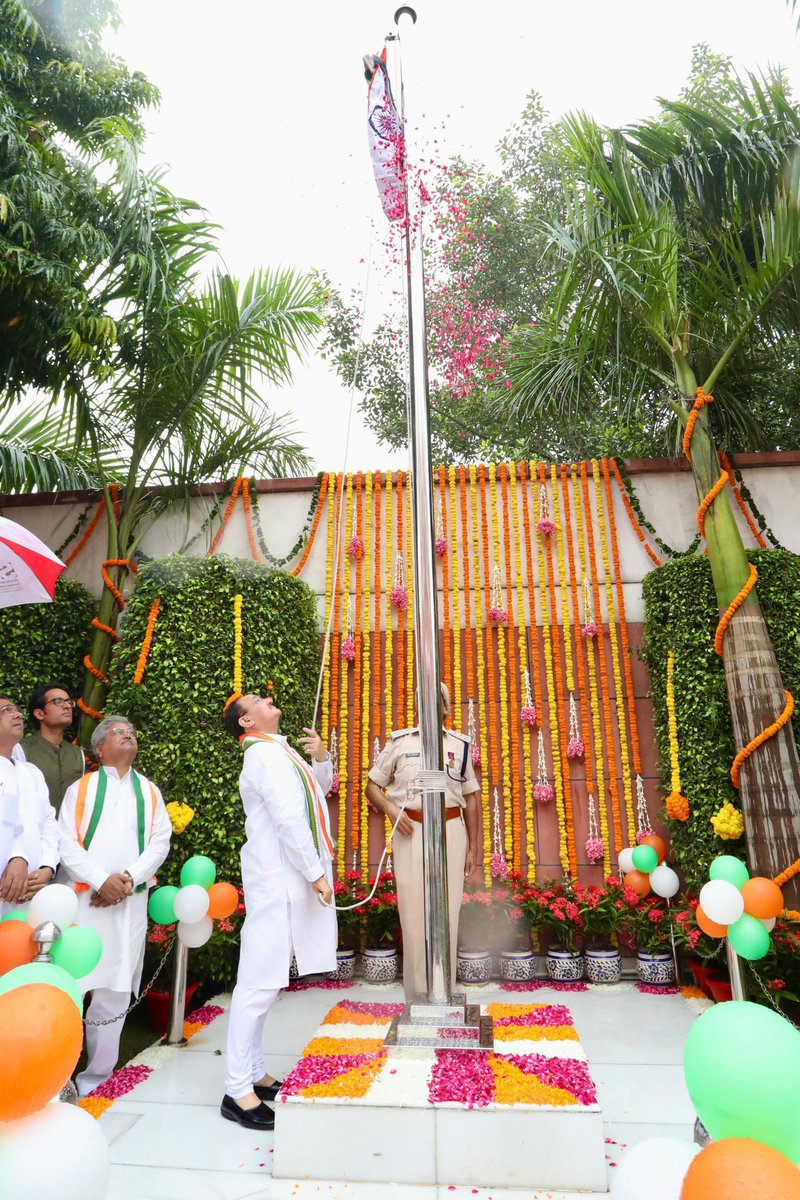 ExecutivePinX's tweet photo. Even the rain stood in salute yesterday 🌧️🇮🇳
As Hon’ble National President Shri @JPNadda Ji hoisted the Tricolour at BJP HQ on #IndependenceDay2025, every drop of rain felt like nature’s own shower of respect for Bharat Mata.
#Tiranga #75YearsOfFreedom
@blsanthosh @himantabiswa
@DilipSaikia4Bjp @HarishD_BJP