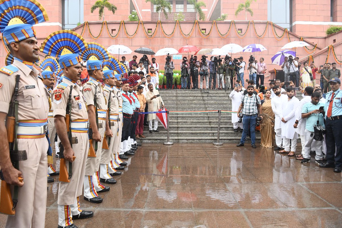 ExecutivePinX's tweet photo. Even the rain stood in salute yesterday 🌧️🇮🇳
As Hon’ble National President Shri @JPNadda Ji hoisted the Tricolour at BJP HQ on #IndependenceDay2025, every drop of rain felt like nature’s own shower of respect for Bharat Mata.
#Tiranga #75YearsOfFreedom
@blsanthosh @himantabiswa
@DilipSaikia4Bjp @HarishD_BJP