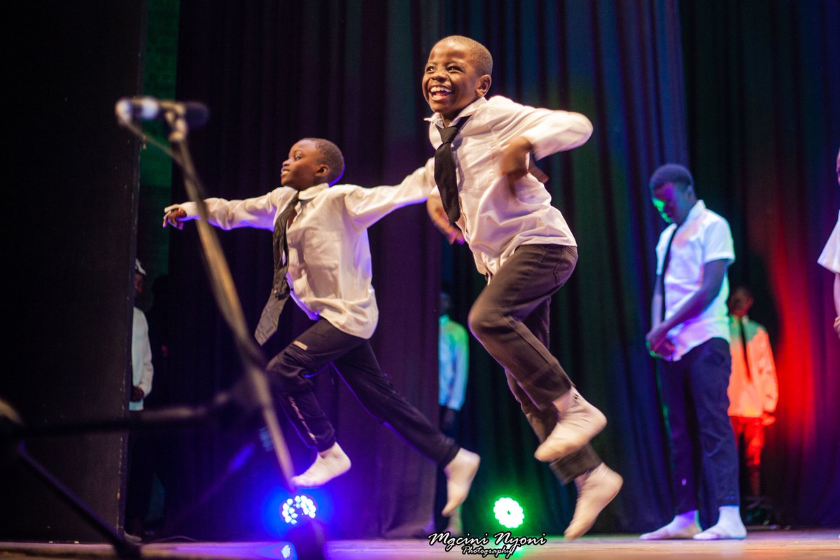 MgciniNyoni's tweet photo. 1/4: Last night, I attended the launch of an ambitious project by @Mbazoz called #50DatesAtTheTheatre at Bulawayo Theatre. 78 productions over 50 days to celebrate Saimon Mambazo Phiri's 50th birthday. https://t.co/TTbmCTD0hY