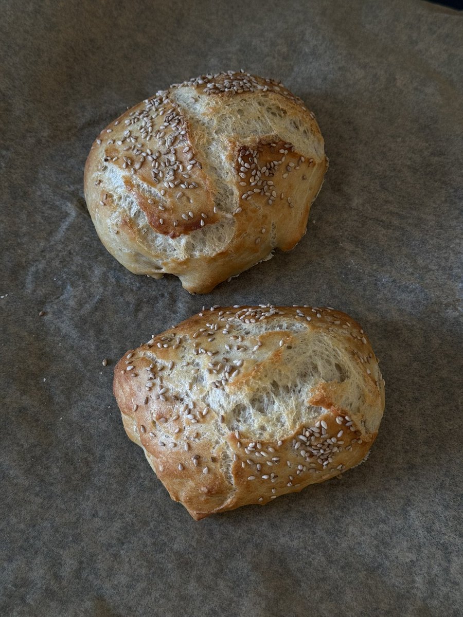 br11x's tweet photo. The place we usually buy buns from has temporarily closed, so we’ve resorted to baking them ourselves

First batch came out surprisingly well! https://t.co/gg76PYUBTf