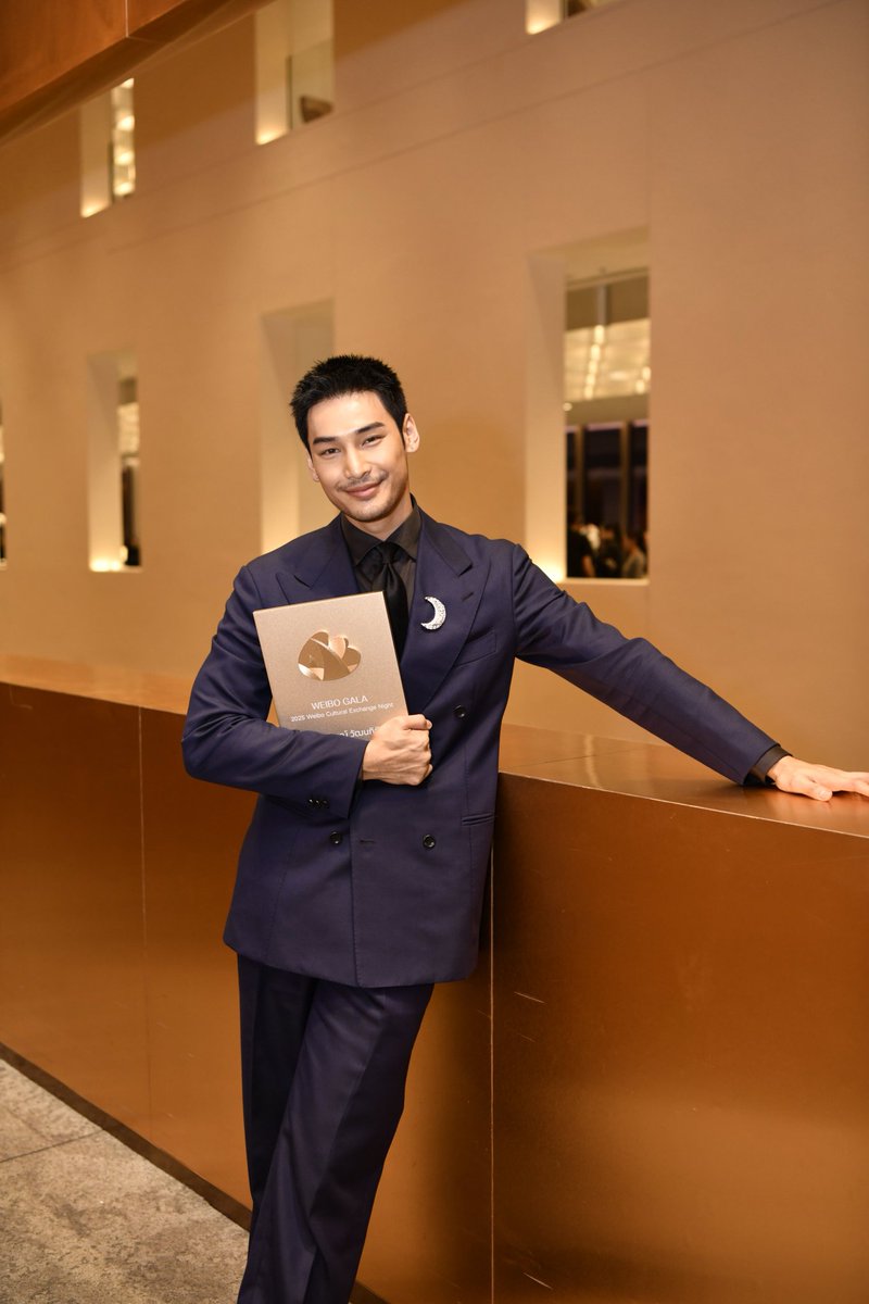 Apolaris_CN's tweet photo. 🏆Congratulations Apo Nattawin got The 'Weibo Thailand Most Outstanding Actor' Award 🎉🎉🎉

WEIBO GALA WITH APO

@Nnattawin1 #ApoNattawin #WeiboGala2025xShine 
#WeiboCulturalExchangeNight2025 https://t.co/DR8TuBDg2a