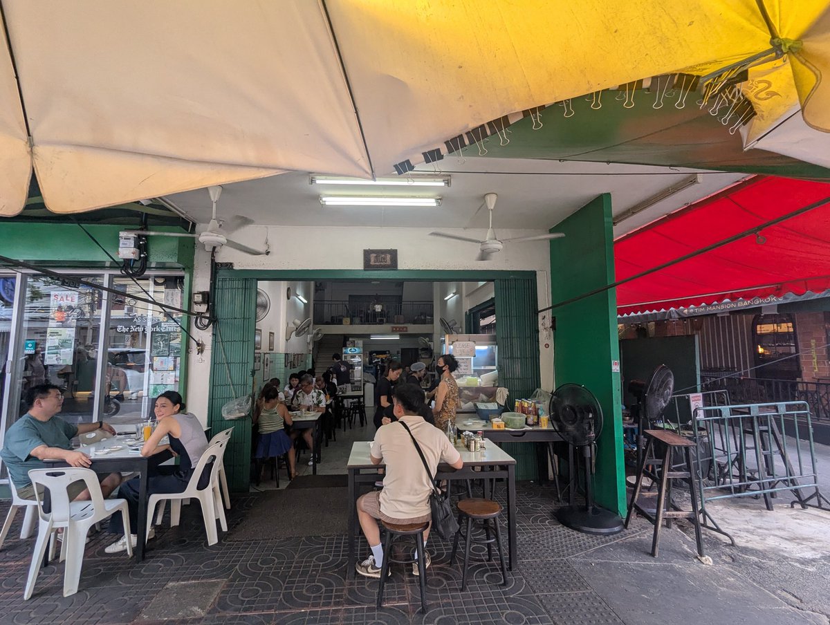 日本で行列に並んでまで何か食べたりはほとんどないのに、タイで２時間並んだのは、ジェイファイ、81歳の女性がボーボーの火🔥に煽られる鍋をパワフルに振り、日本のオムレツからヒントを得たというカニオムレツを供するお店。代わりに並ぶ代行ビジネスもあるの面白い。カニ祭り、堪能しました。