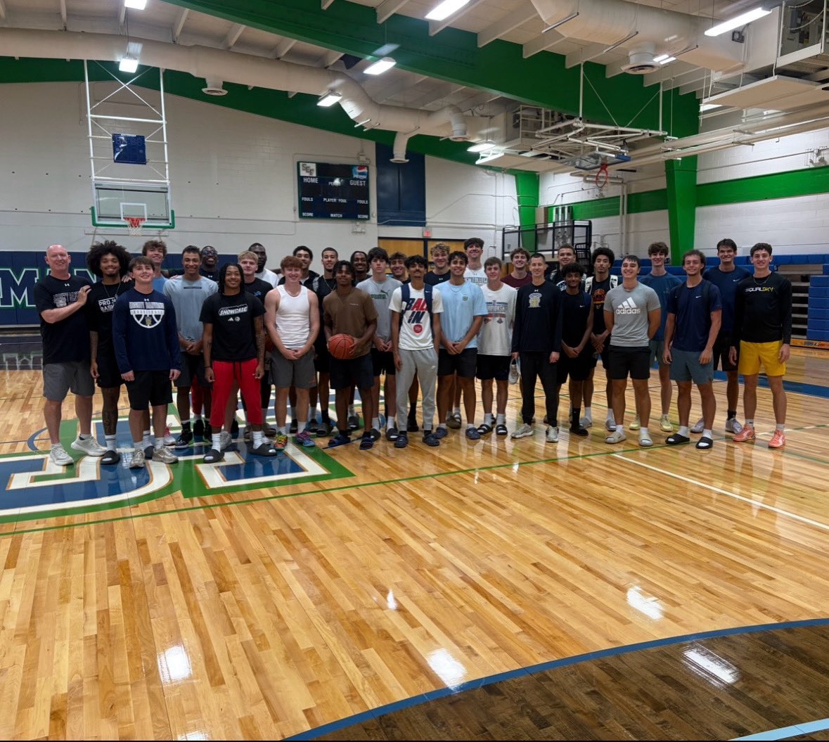 NCFBanyansMBB's tweet photo. The boys are back in town. 

#HoopsInParadise 🌴 https://t.co/SKXwirhP4K