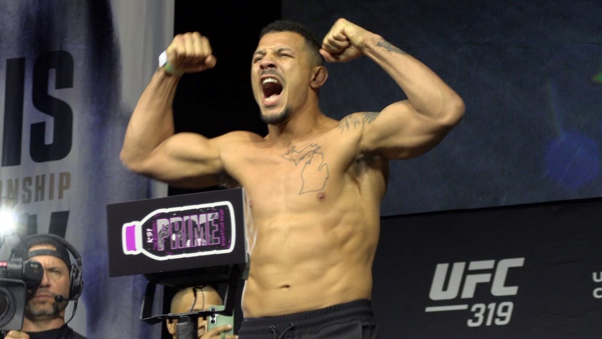 MMAJunkie's tweet photo. #UFC319 results: Drakkar Klose def. Edson Barboza via unanimous decision (29-28, 29-28, 29-28)

Full coverage: https://t.co/2979L80IXI https://t.co/kvDWa6BIAZ