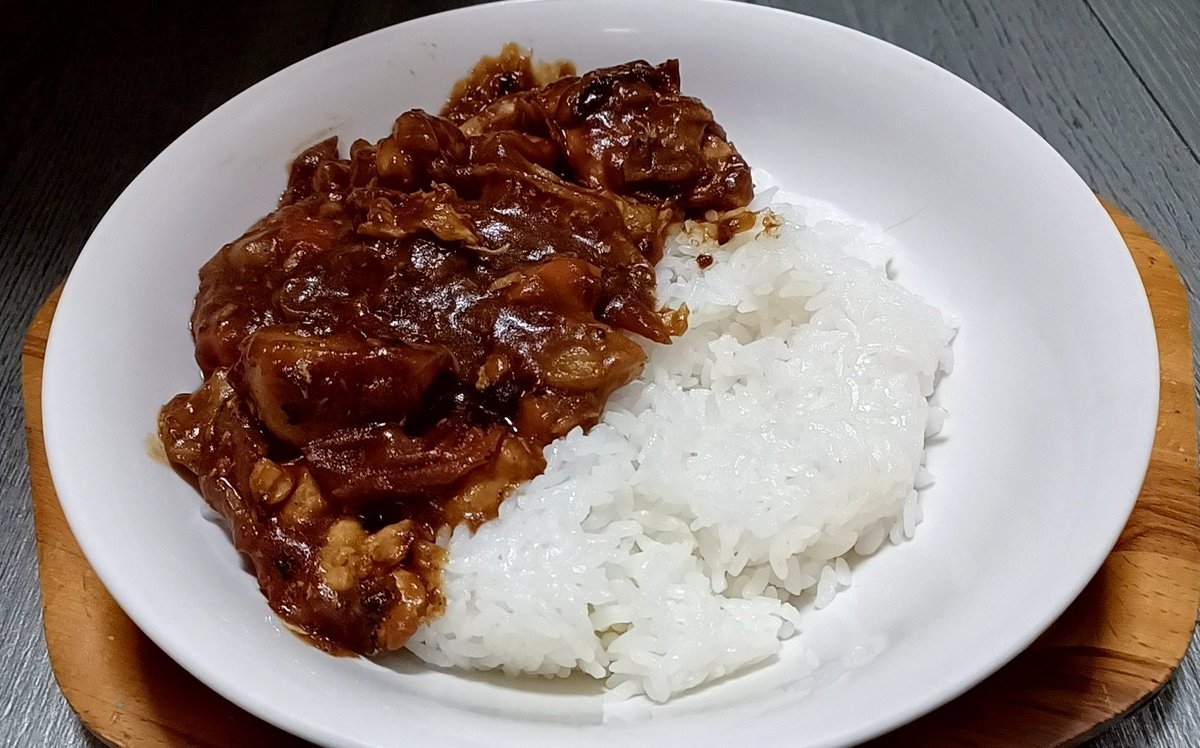 無水カレー、出だしは特別感があってどんなのができるんだろうってなるけどカレーになるとふつうにカレーだ。ゴールデンカレーのバリ辛なんて使うと辛さにすべてが飲まれる。入れるルーや野菜に検討の余地がある。
