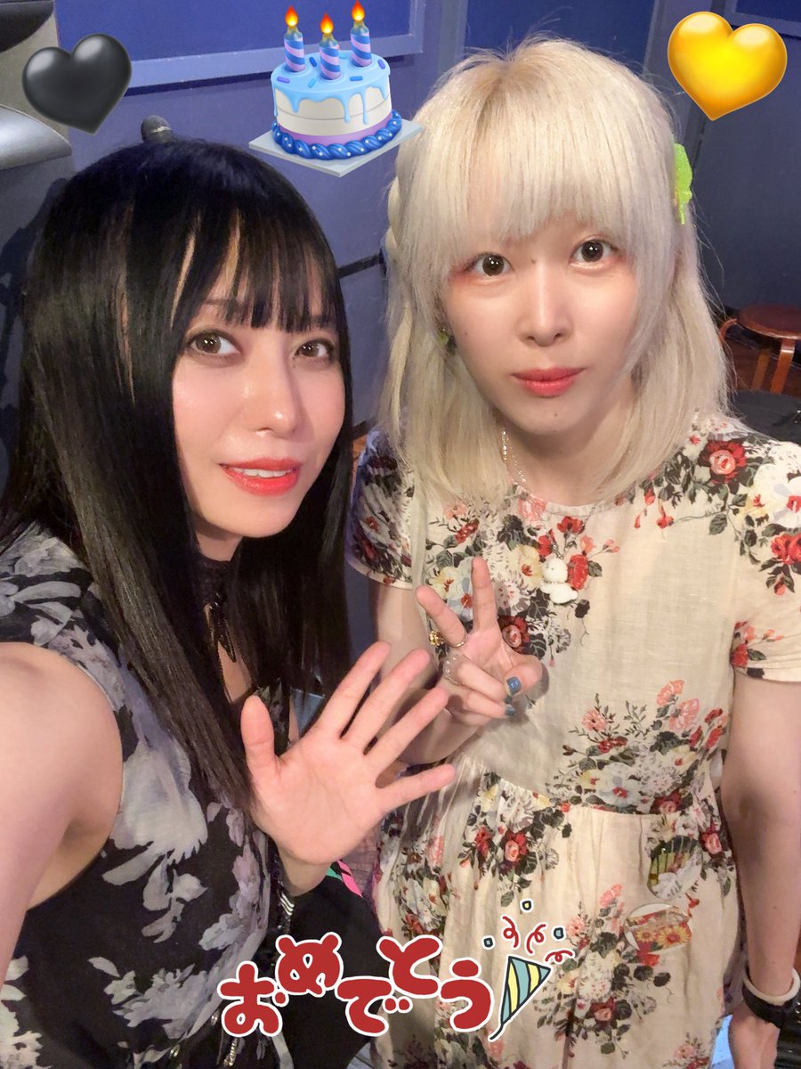 nonchachacha's tweet photo. #MMM3 水上ゆかpresents 『MinakaMiX Music vol.3』‼️お忙しい中ご予定を立ててくださった皆様、暑い中お越しくださった皆様、配信で応援してくださる皆様、ありがとうございました‼️

ゆかちゃんの音楽の縁で集ったメンバー。類は友を呼ぶ素敵なご友人方に今年も会えて、歌って捧げものから始まったよね、とか、音楽って楽しいよね、とか、作ったものが届く嬉しさとか、ほんとうのほんとうの原点のところに今年もまた立ち返りました。

夢いっぱいでキラキラの椿木はるちゃんが「そよかぜにのって」をすごく好きだと言ってくれて嬉しかった✨『黒蜥蜴の歌』も！
『そよかぜにのって』は、今という時と戦っている母や友人に贈る気持ちがスタートラインでした。この先もどこまでも一緒に行こうね。

新曲は『ばらかぞえ』をお届けしました。史上最強に出来たてのほやほやで。これ系の曲ももっともっといっぱい作りたいです🌹🦎❦

配信などはコチラ📣
https://t.co/hci6w3eC2e
応援をおくってくださった方もありがとうございます……！

物販でもお話できてありがとうございました🙏🏻✨曲、舞台のご感想、大感激です。
いっぱい元気をもらってしまいました。またばらをかぞえます。

これからも作品や身体や、参加するものを高めるべく頑張ってゆきますね！
またお会いしましょう！！🌈

つづく