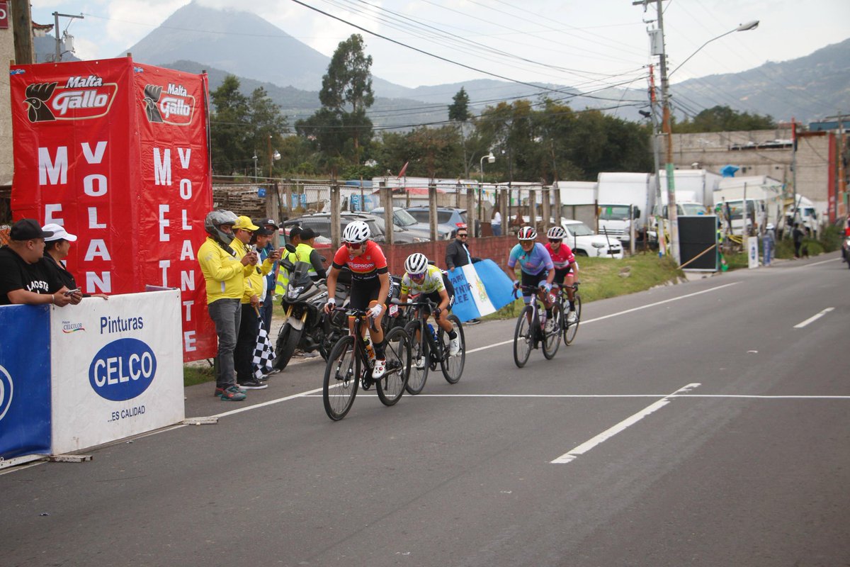 Aquí en el paso por una de las metas volantes, fue ganada por Jessica Parra de colombia.

<a href="/BANTRAB/">Bantrab.</a> #tubienestaresnuestrotr